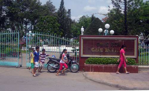 Chơi trốn tìm trong công viên, bé 10 tuổi bị điện giật chết