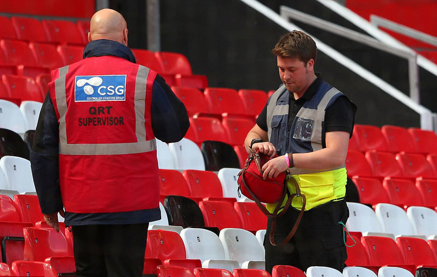 Chùm ảnh: Sân Old Trafford phát hoảng vì chiếc túi lạ