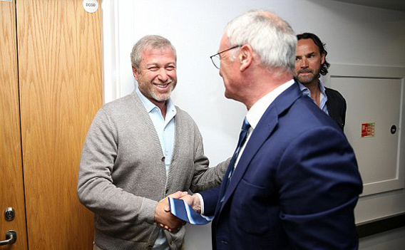 Tỷ phú Abramovich bắt tay chúc mừng HLV Ranieri