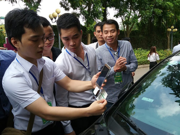 Bắt đầu dán thẻ thu phí không dừng cho ô tô