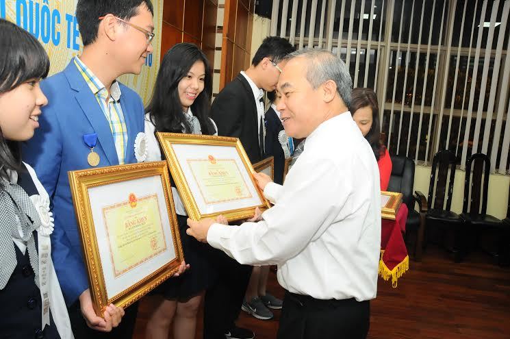 Trao thưởng cho học sinh đoạt giải quốc tế lúc 0 giờ