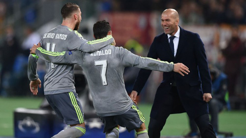 Ronaldo ủng hộ Zidane tiếp tục ngồi 