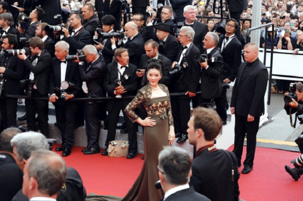 Thực hư bức ảnh Lý Nhã Kỳ bị 'bơ' tại Cannes