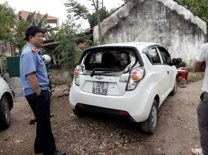 Nam thanh niên đập phá, đốt cháy ô tô hàng xóm