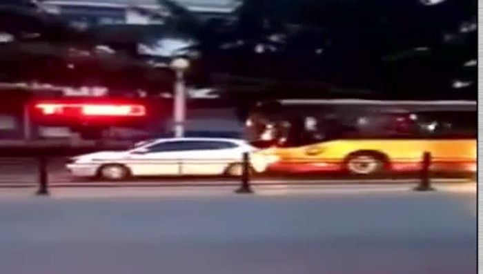 Hãi hùng cảnh tài xế xe buýt 