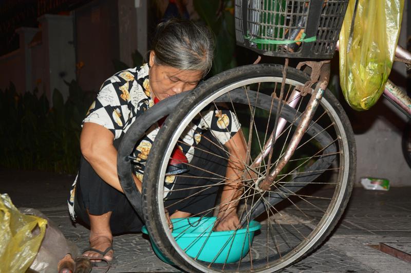 Người đàn bà 30 năm vá xe đêm ở nơi sầm uất nhất Sài Gòn