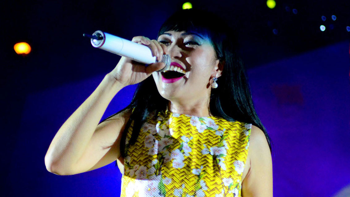 Nữ ca sĩ máu lửa nhảy lên ghế hát khiến khán giả phát cuồng