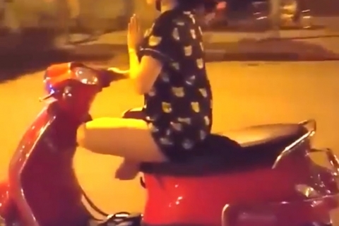 Clip: Thiếu nữ vừa lái xe máy vừa tạo dáng ngồi thiền giữa phố HN