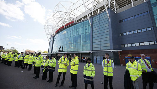 MU và sự cố ở Old Trafford: Đừng đùa với bom!