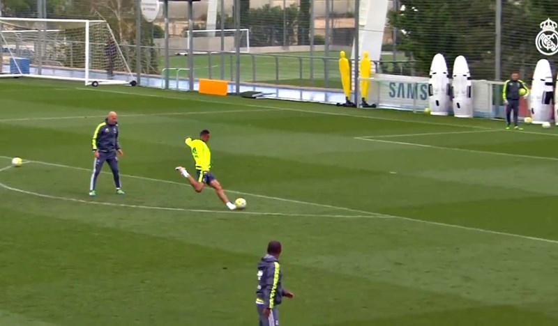 Zidane mớm bóng, học trò bắn