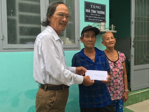 Trao tiền bạn đọc giúp đỡ gia đình có con bị bệnh tâm thần