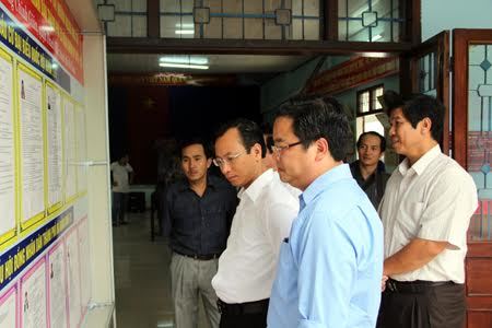 Bí thư Xuân Anh kiểm tra 3 tổ bầu cử