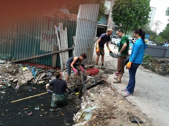 Muốn dọn rác ở VN, ‘ông Tây’ phải xin… mấy cửa?