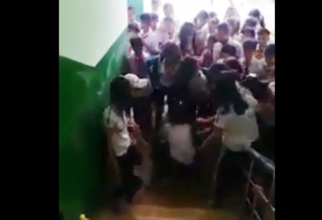 Nữ sinh lớp 7 bị đánh trong trường, bạn bè hò reo cổ vũ