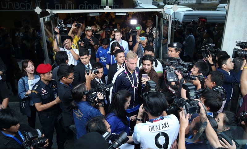Thầy trò Ranieri được chào đón như người hùng tại Thái Lan