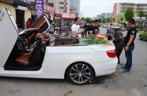 Thiếu gia bí ẩn: Lái Lamborghini, Audi... bán rong vỉa hè