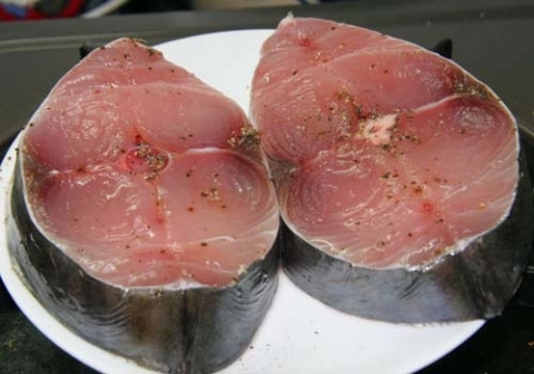 Bữa cơm ngon lành với cá thu sốt dưa, canh nấm nấu chua