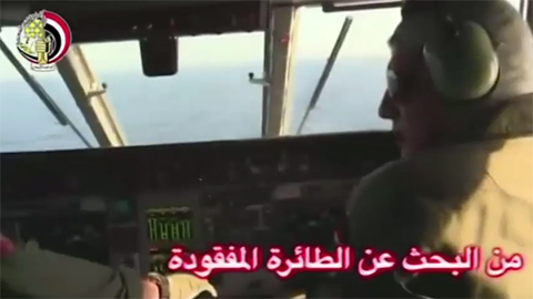 Trực thăng, tàu chiến lao đi tìm máy bay Ai Cập mất tích