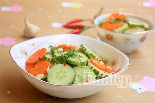 Salad rau củ trộn chua ngọt giòn mát xua tan nắng hè
