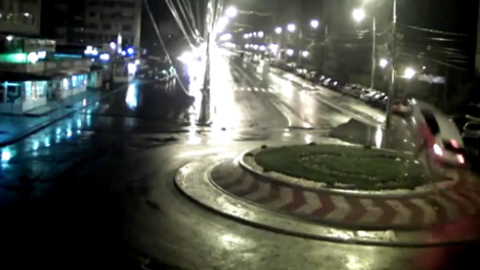 Khoảnh khắc kinh hoàng ô tô bay qua vòng xuyến như phim