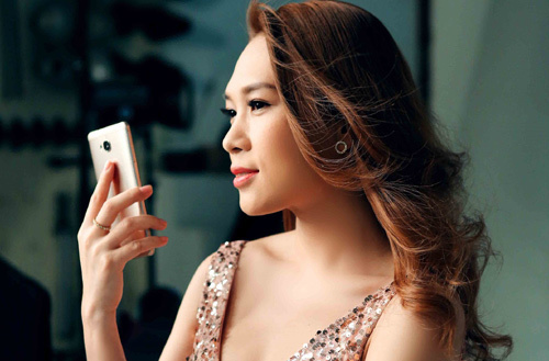 Mỹ Tâm đẹp ‘không tì vết’ trong hậu trường chụp ảnh