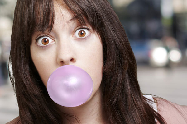 Bạn có bị dính ruột nếu nuốt chửng kẹo cao su?