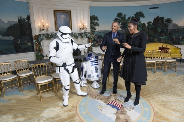 Khoảnh khắc ông Obama nhảy với robot, nằm ghế bập bênh