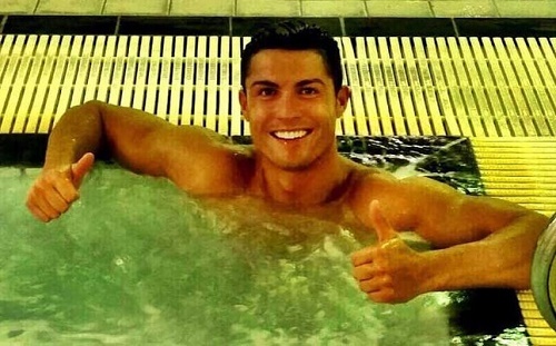 Ronaldo tập thâu đêm, kệ bồ nóng bỏng nằm chờ
