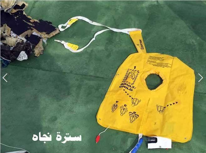 Những hình ảnh đầu tiên về xác máy bay EgyptAir