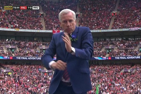 Xem HLV Alan Pardew khiêu vũ tại Wembley