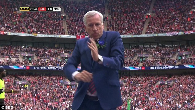 Xem HLV Alan Pardew khiêu vũ tại Wembley