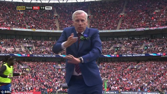 Xem vũ điệu của HLV Alan Pardew tại Wembley