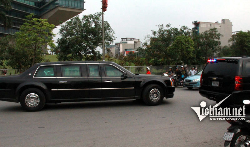 Dàn siêu xe rời khách sạn ra Nội Bài đón ông Obama