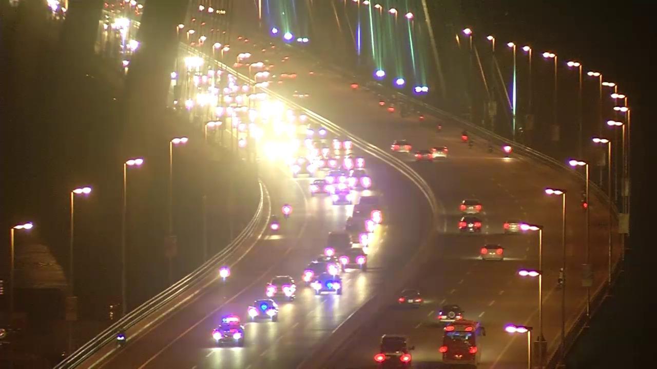 Xe dẫn đoàn đi qua cầu Nhật Tân