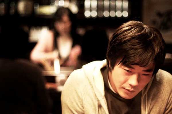 Tá hỏa vì bức hình vợ cố tình treo trên đầu giường để