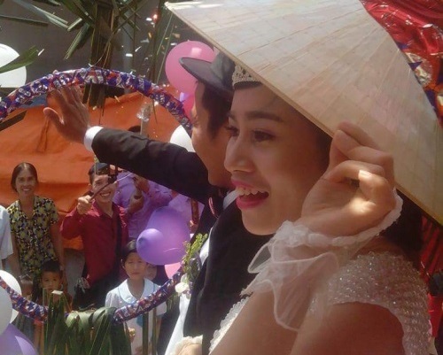 Đám cưới rước dâu bằng xe ngựa kéo độc đáo ở Hà Tĩnh