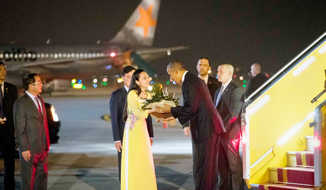 Tiết lộ của cô gái Việt tặng hoa Tổng thống Obama