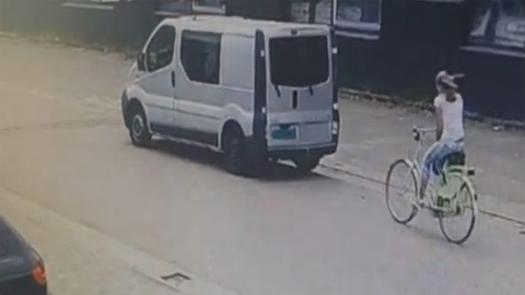 Thiếu nữ lái xe đạp đâm thẳng vào ô tô