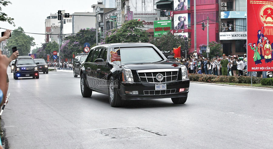 Người dân túa ra phố xem siêu xe chở ông Obama