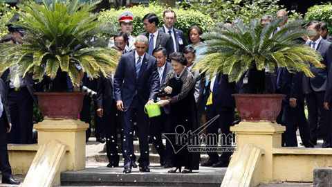 Tổng thống Obama cho cá ăn tại nhà sàn