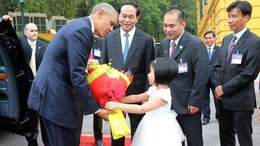 Bé gái lớp 1 tặng hoa Obama ở Phủ Chủ tịch