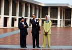 Obama đi chân đất thăm chùa cổ