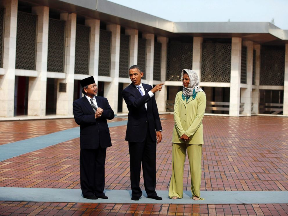 Obama đi chân đất thăm chùa cổ