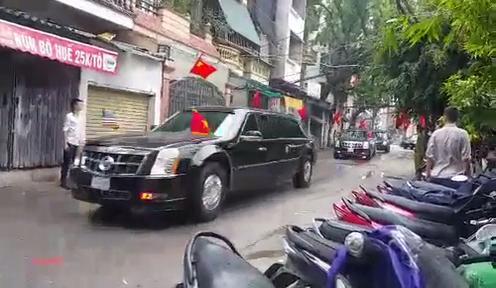 Đoàn xe đi vào làng Mễ Trì