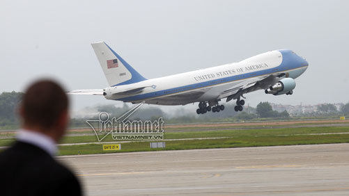 Xem Không lực 1 cất cánh đưa ông Obama vào TP.HCM