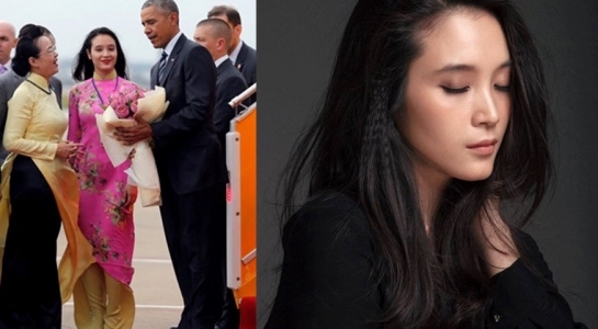 Cô gái xinh đẹp tặng hoa sen cho TT Obama tại Tân Sơn Nhất