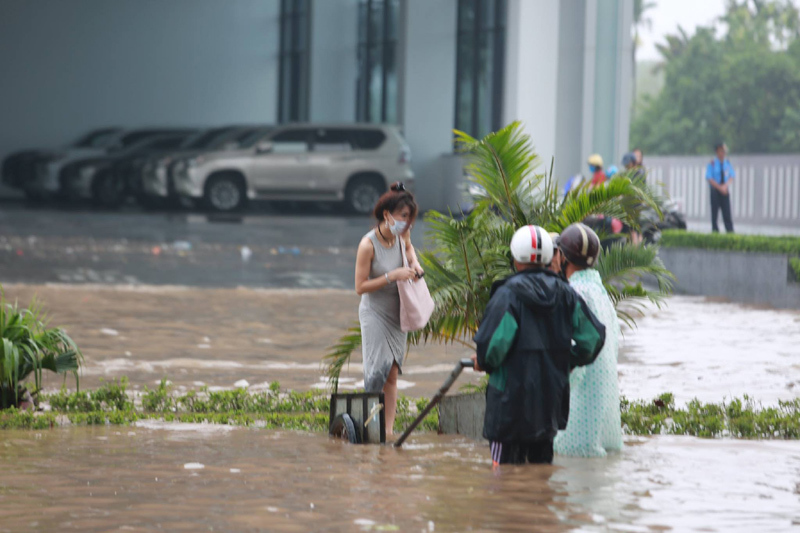 Chị em quấn váy, sũng nước đến công sở