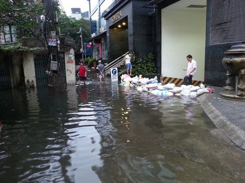 Dân chung cư 'đắp đập be bờ' cứu hàng trăm xế hộp