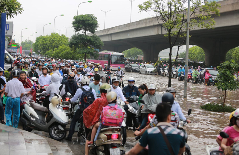 Hà Nội ngập nặng, giao thông hỗn loạn