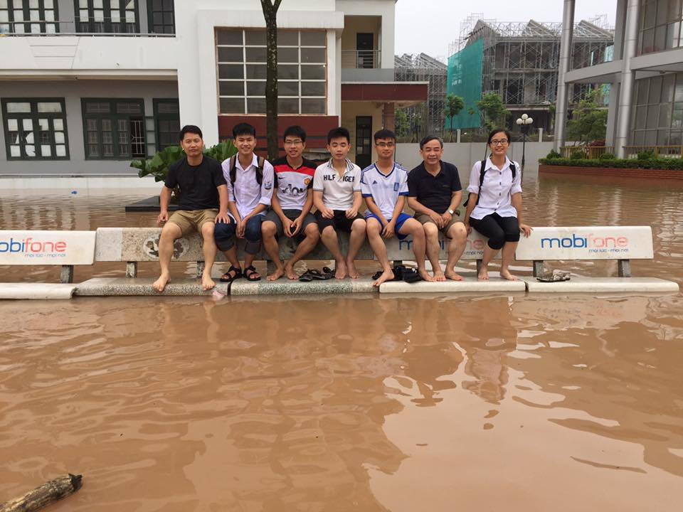 Sân trường ngập sâu, nước lênh láng ký túc
